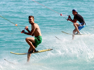 Van Gölü'ndeki "Kablolu Su Kayağı" yoğun ilgi görüyor