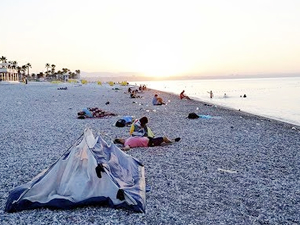 Antalya'da nemden bunalanlar sahilde sabahladı