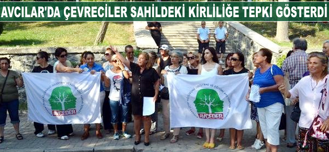 Avcılar'da çevreciler sahildeki kirliliğe tepki gösterdi