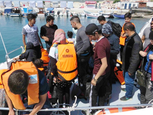 Motorları bozulan mültecilere Sahil Güvenlik yetişti