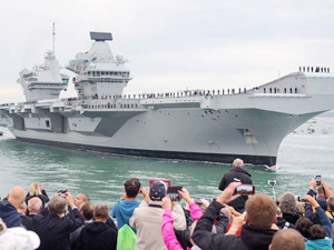 Portsmouth'ta binlerce kişi HMS Queen Elizabeth'i bekledi