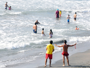 Alaplı'da vatandaşlar uyarılara aldırmadan denize girdi