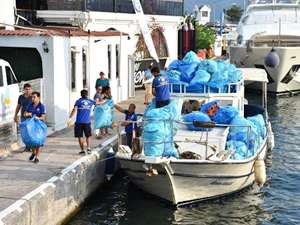 Muğla Marmaris'te çevreci çift, 14 saat koylarda çöp topladı