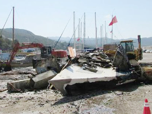 Kaş'ta yanan yatın enkazı denizden çıkarıldı