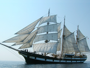 'Palinuro' isimi eğitim gemisi İzmir'e demir attı