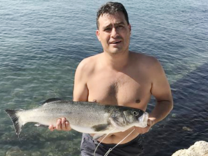 Boğulduğu düşünülen kişi avladığı balıkla karaya çıktı