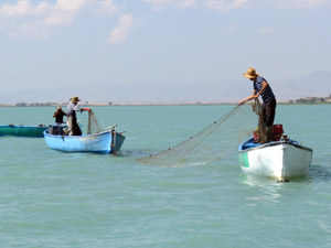 Suğla Gölü'ünde atık ağlar temizleniyor