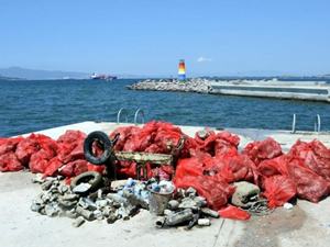 Aliağa’da şenlik havasında deniz temizliği yapıldı