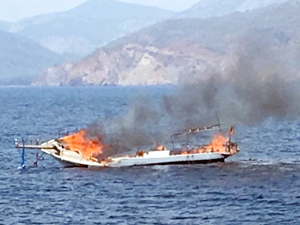Muğla'da yanan tekne sulara gömüldü