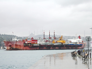 M/V ZHEN HUA 29, taşıdığı 10 gemiyle İstanbul Boğazı’nda geçti