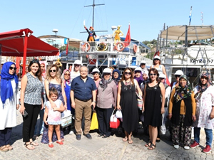 Konyaaltı’nda kadın çiftçiler tekne turuna çıkarıldı