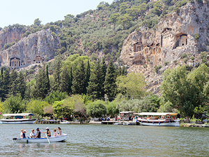 Dalyan Kanalı'na gelen turistleri kadınlar karşıya geçiriyor