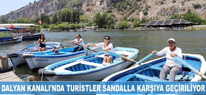 Dalyan Kanalı'na gelen turistleri kadınlar karşıya geçiriyor
