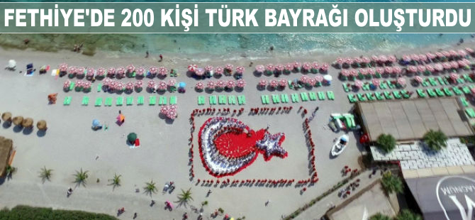 Fethiye'de 200 kişi Türk bayrağı oluşturdu