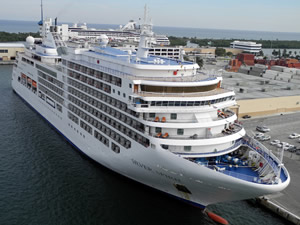 Kuşadası Limanı'na 2 kruvaziyer demirledi