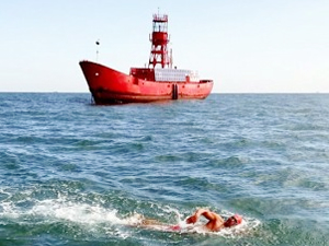 Milli ve master yüzücüler Manş Denizi’nde kulaç attı