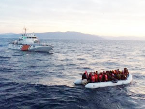 İzmir'de Sahil Güvenlik 67 kaçak göçmen yakaladı