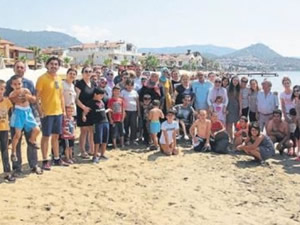 Menderes’te engelli çocuklar denize girdi