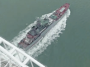 Rus Deniz Kuvvetleri'ne ait 'Azov' adlı gemi Kırım Köprüsü’nden geçti