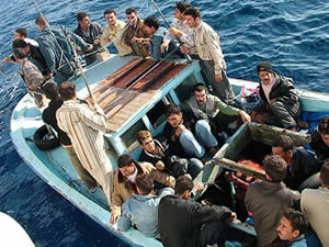 Çeşme'de 29 kaçak göçmen yakalandı