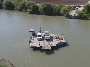 Araçları Ceyhan Nehri'nden yıllardır salla taşıyorlar