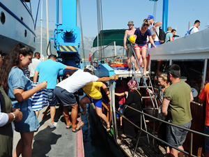 Su alan dalış teknesi 43 yolcusuyla geri döndü