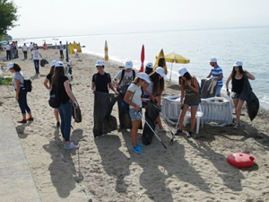 Balıkesir'de öğrenciler sahil temizliği yaptı