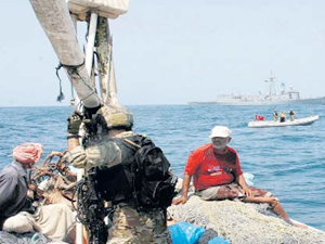 SAT komandoları okyanusta balıkçıları ziyaret etti