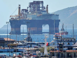 Petrol Arama Platformu 'Scarabeo 9', Çanakkale Boğazı'ndan geçti