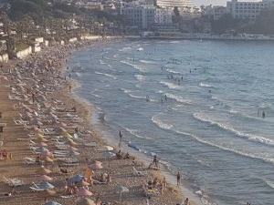 Kuşadası plajlarını turistler doldurdu