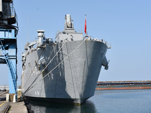 TCG Bayraktar gemisi, Trabzon Limanı'na demirledi