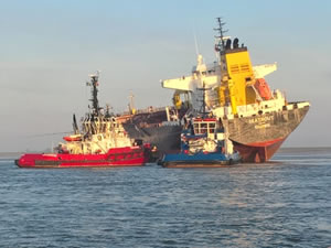 Kuru yük gemisi ile çatışan tanker karaya oturdu