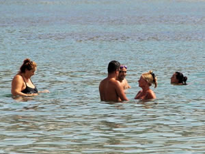 Bodrum'da sıcak havadan bunalanlar sahilleri doldurdu