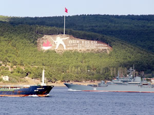 Rus askeri gemisi Çanakkale Boğazı'ndan geçti
