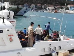 Sahil Güvenlik İzmir'de 28 kaçak göçmen yakaladı