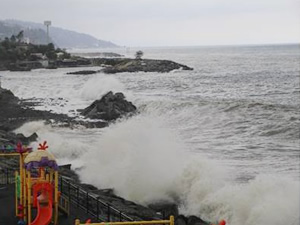Rize'de fırtınalı denizde kayığı alabora oldu!