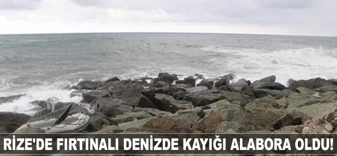 Rize'de fırtınalı denizde kayığı alabora oldu!