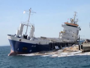 'M/V Allin' isimli gemi yan yattı, suntalar denize döküldü