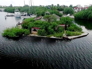 Plastik şişeleri biraraya getirerek yüzen ada yaptı