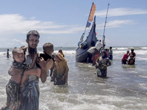 Arakanlı Müslümanları taşıyan tekne alabora oldu