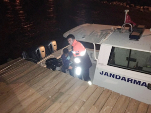 Van Gölü'nde mahsur kalanları jandarma kurtardı