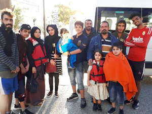 Foça'da 12 kaçak göçmen kaçak yakalandı