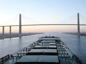 Kuru yük gemisi Süveyş Kanalı’nda arızalandı