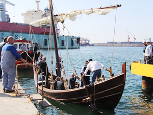 Replikası tamamlanan 'Yenikapı 12' suya indirildi