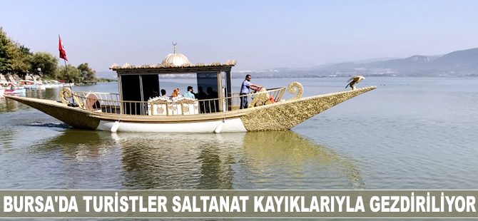 Uluabat Gölü'nde turistler Saltanat Kayıklarıyla gezdiriliyor