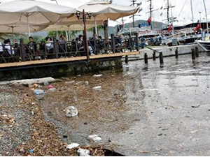 Marmaris'te sağanak yağış kirliliğe neden oldu
