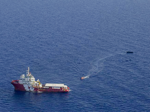Akdeniz'de göçmen teknesi ile askeri gemi çatıştı