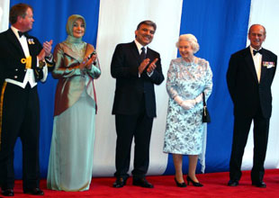 Kraliçe uçak gemisinde resepsiyon verdi