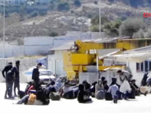 İzmir'de yelkenli teknede 65 kaçak göçmen yakalandı