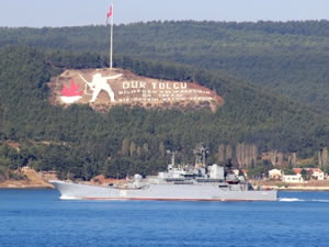 Rus savaş gemisi Çanakkale Boğazı'ndan geçti